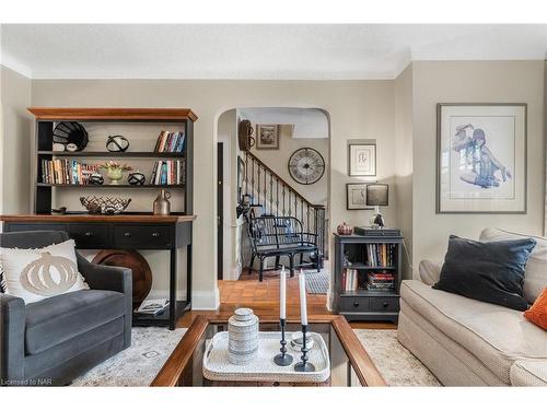 8 Ridgewood Road, St. Catharines, ON - Indoor Photo Showing Living Room