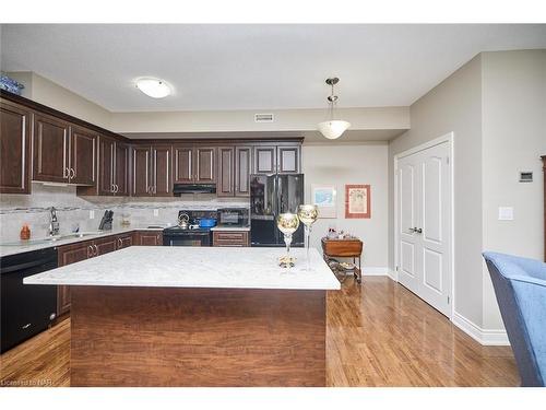 427-8111 Forest Glen Drive, Niagara Falls, ON - Indoor Photo Showing Kitchen With Double Sink