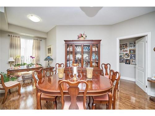 427-8111 Forest Glen Drive, Niagara Falls, ON - Indoor Photo Showing Dining Room