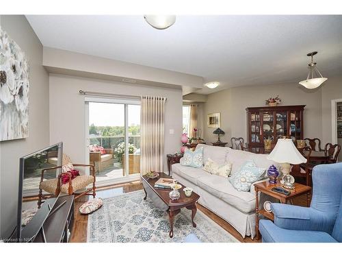 427-8111 Forest Glen Drive, Niagara Falls, ON - Indoor Photo Showing Living Room