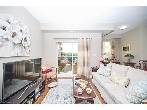 427-8111 Forest Glen Drive, Niagara Falls, ON - Indoor Photo Showing Living Room