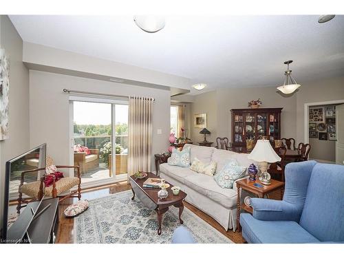 427-8111 Forest Glen Drive, Niagara Falls, ON - Indoor Photo Showing Living Room