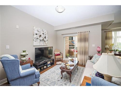 427-8111 Forest Glen Drive, Niagara Falls, ON - Indoor Photo Showing Living Room