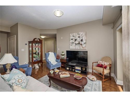 427-8111 Forest Glen Drive, Niagara Falls, ON - Indoor Photo Showing Living Room