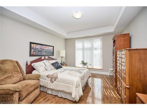 427-8111 Forest Glen Drive, Niagara Falls, ON - Indoor Photo Showing Bedroom