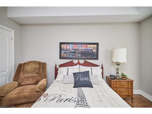 427-8111 Forest Glen Drive, Niagara Falls, ON - Indoor Photo Showing Bedroom