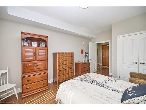 427-8111 Forest Glen Drive, Niagara Falls, ON - Indoor Photo Showing Bedroom