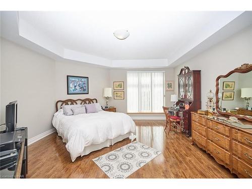 427-8111 Forest Glen Drive, Niagara Falls, ON - Indoor Photo Showing Bedroom