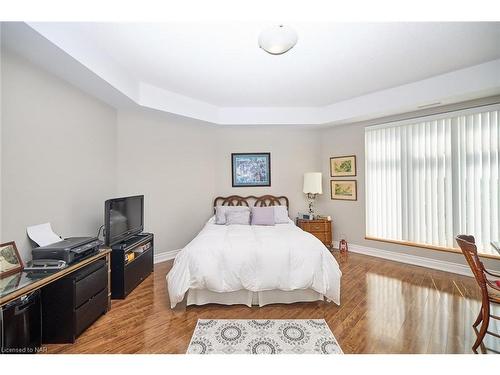 427-8111 Forest Glen Drive, Niagara Falls, ON - Indoor Photo Showing Bedroom