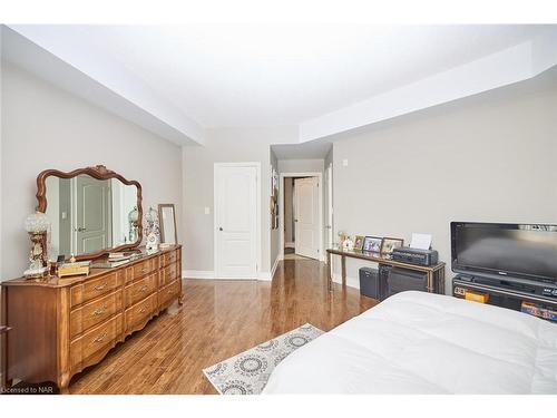 427-8111 Forest Glen Drive, Niagara Falls, ON - Indoor Photo Showing Bedroom