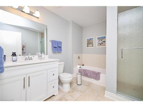 427-8111 Forest Glen Drive, Niagara Falls, ON - Indoor Photo Showing Bathroom