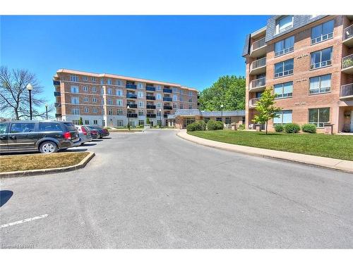 427-8111 Forest Glen Drive, Niagara Falls, ON - Outdoor With Facade