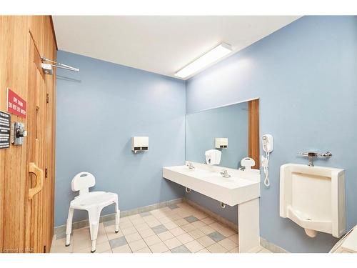 427-8111 Forest Glen Drive, Niagara Falls, ON - Indoor Photo Showing Bathroom