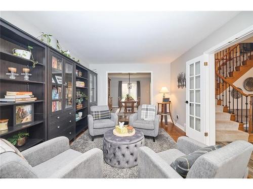 2450 Lepp Crescent, Niagara Falls, ON - Indoor Photo Showing Living Room