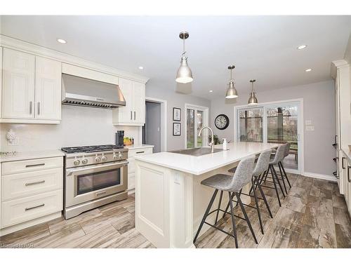 2450 Lepp Crescent, Niagara Falls, ON - Indoor Photo Showing Kitchen With Upgraded Kitchen