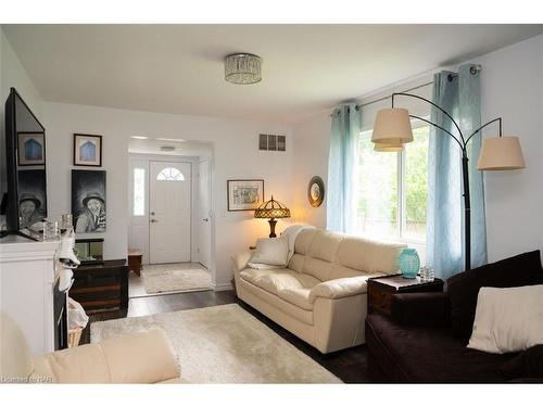 3828 Roxborough Avenue, Fort Erie, ON - Indoor Photo Showing Living Room