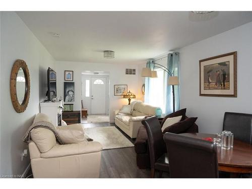 3828 Roxborough Avenue, Fort Erie, ON - Indoor Photo Showing Living Room