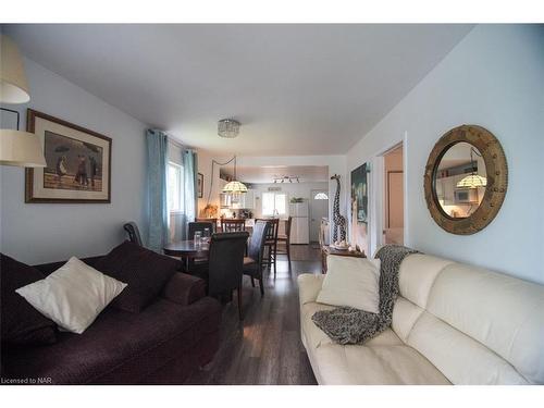 3828 Roxborough Avenue, Fort Erie, ON - Indoor Photo Showing Living Room