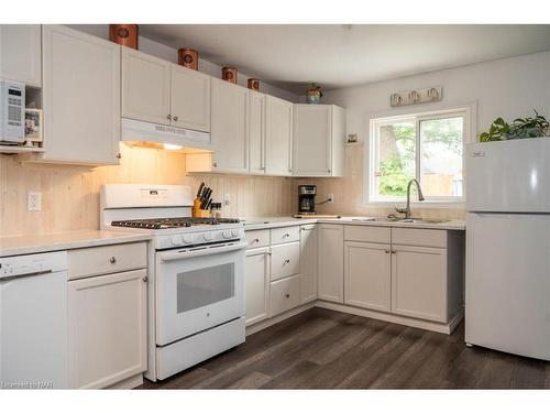 3828 Roxborough Avenue, Fort Erie, ON - Indoor Photo Showing Kitchen