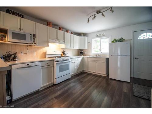 3828 Roxborough Avenue, Fort Erie, ON - Indoor Photo Showing Kitchen