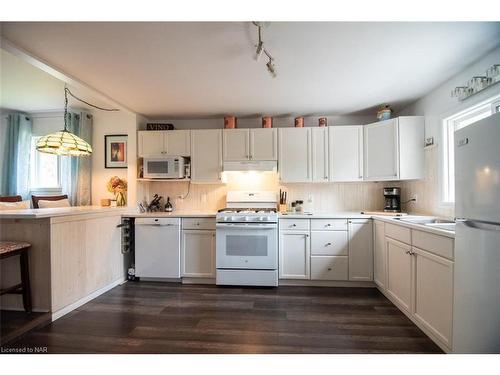 3828 Roxborough Avenue, Fort Erie, ON - Indoor Photo Showing Kitchen