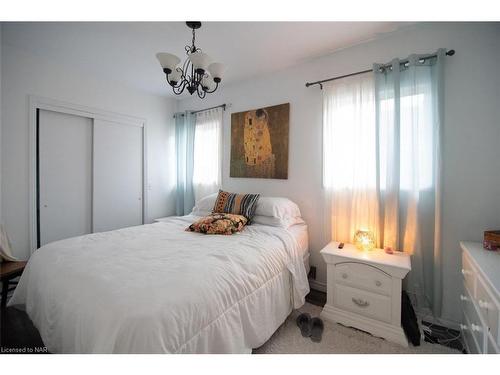 3828 Roxborough Avenue, Fort Erie, ON - Indoor Photo Showing Bedroom