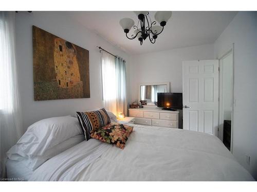 3828 Roxborough Avenue, Fort Erie, ON - Indoor Photo Showing Bedroom