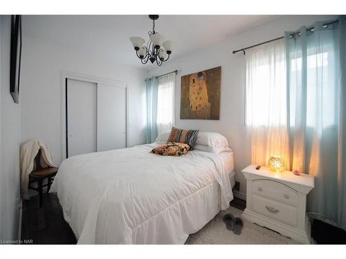 3828 Roxborough Avenue, Fort Erie, ON - Indoor Photo Showing Bedroom