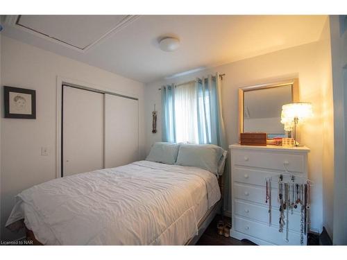 3828 Roxborough Avenue, Fort Erie, ON - Indoor Photo Showing Bedroom