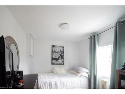 3828 Roxborough Avenue, Fort Erie, ON - Indoor Photo Showing Bedroom