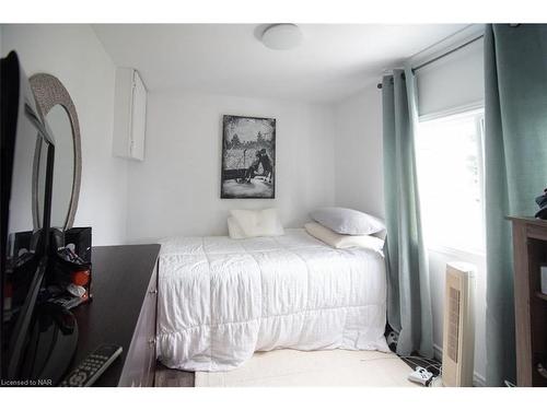 3828 Roxborough Avenue, Fort Erie, ON - Indoor Photo Showing Bedroom