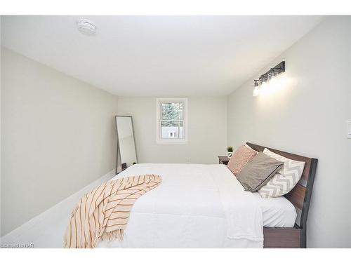 29 Blair Crescent, St. Catharines, ON - Indoor Photo Showing Bedroom