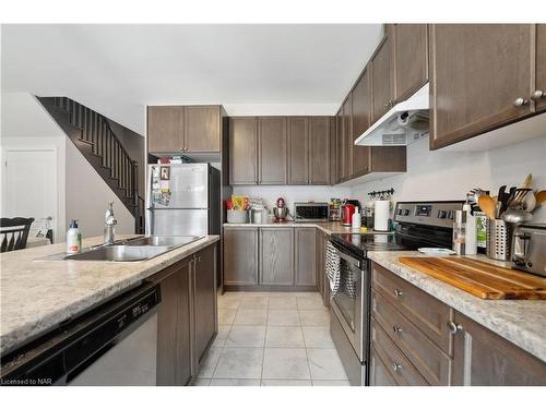 55 Sunset Way, Thorold, ON - Indoor Photo Showing Kitchen With Double Sink