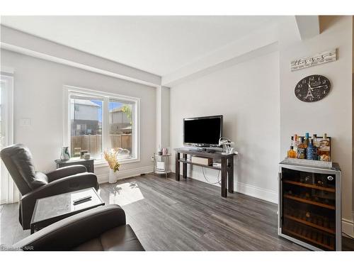 55 Sunset Way, Thorold, ON - Indoor Photo Showing Living Room