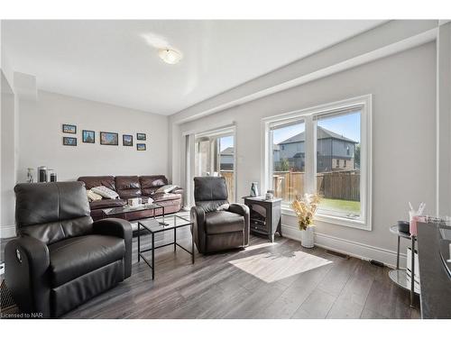 55 Sunset Way, Thorold, ON - Indoor Photo Showing Living Room