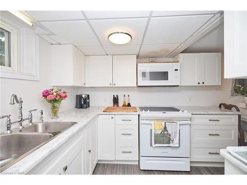 190 Price Avenue, Welland, ON - Indoor Photo Showing Kitchen With Double Sink