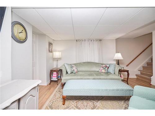 190 Price Avenue, Welland, ON - Indoor Photo Showing Living Room