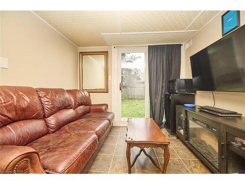 190 Price Avenue, Welland, ON - Indoor Photo Showing Living Room