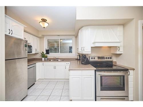 190 Price Avenue, Welland, ON - Indoor Photo Showing Kitchen With Double Sink