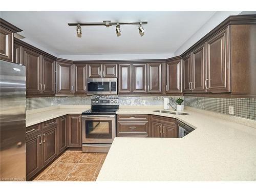 28 Flynn Court, St. Catharines, ON - Indoor Photo Showing Kitchen With Stainless Steel Kitchen With Double Sink