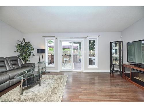 28 Flynn Court, St. Catharines, ON - Indoor Photo Showing Living Room