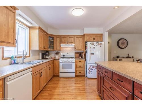 6195 Delta Drive, Niagara Falls, ON - Indoor Photo Showing Kitchen With Double Sink