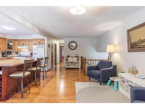 6195 Delta Drive, Niagara Falls, ON - Indoor Photo Showing Living Room