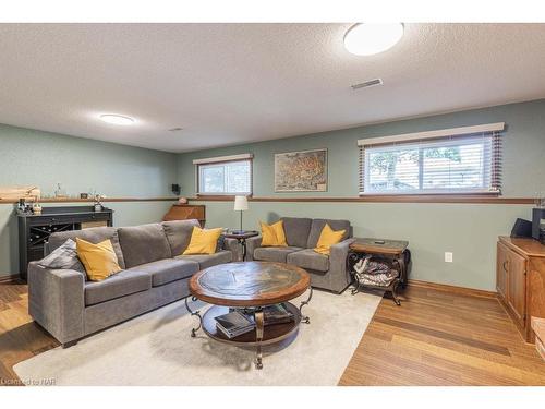 6195 Delta Drive, Niagara Falls, ON - Indoor Photo Showing Living Room