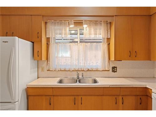 9 Surrey Place, St. Catharines, ON - Indoor Photo Showing Kitchen With Double Sink