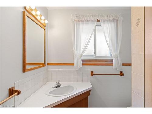 9 Surrey Place, St. Catharines, ON - Indoor Photo Showing Bathroom