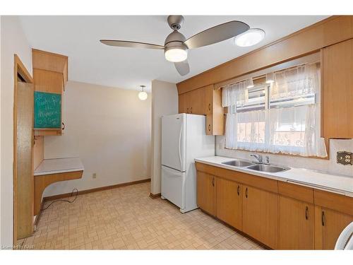 9 Surrey Place, St. Catharines, ON - Indoor Photo Showing Kitchen With Double Sink