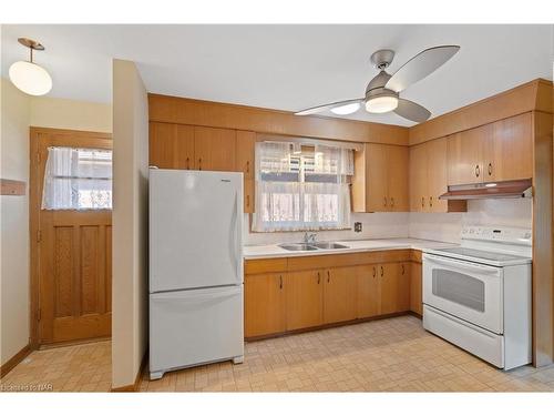 9 Surrey Place, St. Catharines, ON - Indoor Photo Showing Kitchen With Double Sink