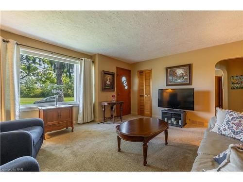 19 Verne Avenue, Welland, ON - Indoor Photo Showing Living Room