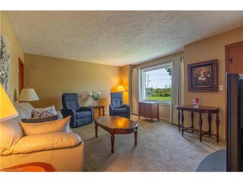 19 Verne Avenue, Welland, ON - Indoor Photo Showing Living Room